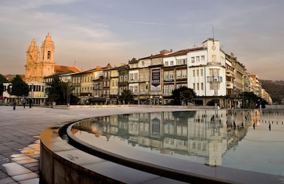 Situada a unos ochenta kilómetros desde la frontera española de Tuy, hacia el interior de Portugal, <a href="https://elviajero.elpais.com/elviajero/2019/06/06/actualidad/1559814363_758287.html" target="_blank">Braga merece siempre la pena</a>. La tercera ciudad más poblada del país es un laberinto de estrechas callejuelas cerradas al tráfico, repletas de plazas y con un fabuloso abanico de iglesias barrocas. El constante repiqueteo de las campanas recuerda la centenaria devoción religiosa de Braga, cuyos elaborados pasos de Semana Santa son famosos en todo el país. Pero Braga no es solo una ciudad beata: su casco antiguo está abarrotado de animados cafés y elegantes tiendas, algunos restaurantes excelentes y discretos bares a los que acuden los estudiantes de la Universidade do Minho. Entre los imprescindibles está el Museu dos Biscainhos, un palacio aristocrático del siglo XVIII, con techos de castaño policromados y azulejos, y, sobre todo, <a href="https://se-braga.pt/" target="_blank">la catedral, la más antigua de Portugal</a>, todo un catálogo de estilos, desde el románico al barroco. También podemos asomarnos al museo más nuevo de la ciudad, el Centro Interpretativo das memórias da Misericórdia, que ocupa el Palacio do Raio, con una fachada rococó cubierta de azulejos y un precioso interior.