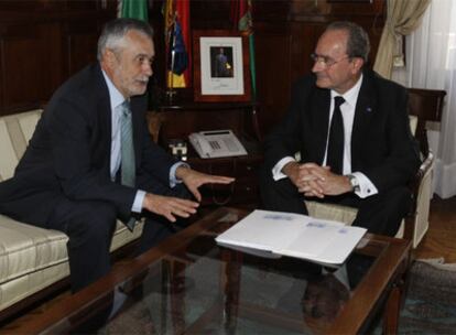 El presidente de la Junta, José Antonio Griñán, junto al alcalde de Málaga, Francisco de la Torre, ayer.