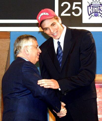 Pau Gasol, tercero en el 'draft', felicitado por David Stern (28 de junio de 2001).