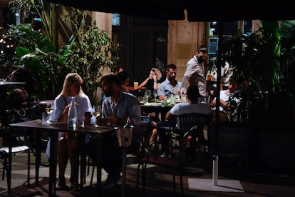 Clientes en la terranza de un bar.