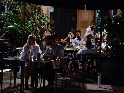 Clientes en la terranza de un bar.