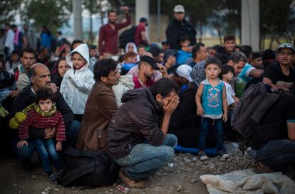 Refugiados sirios esperan cerca del paso fronterizo de Idomeni, en la parte griega de la frontera con Macedonia. Hasta 3.000 personas se prevé que crucen a Macedonia cada día en los próximos meses, principalmente sirios que huyen de la guerra en su país y de los países vecinos, según ha alertado el Alto Comisionado de la ONU para los Refugiados (ACNUR).