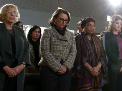 La Reina doña Letizia durante el minuto de silencio en el acto anual de la Fundación Mujeres por África celebrado en Madrid.