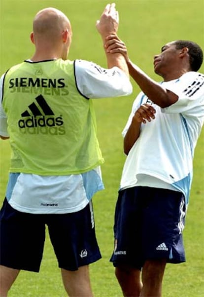 Los jugadores madridistas Gravesen y Robinho durante un entrenamiento en 2005