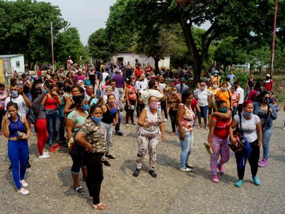 Familiares de los reclusos de la cárcel de Los Llanos, en Venezuela, protestan contra las muertes por coronavirus el 2 de mayo.