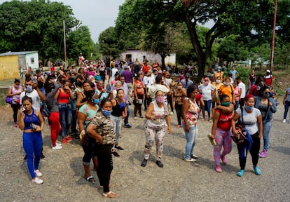 Familiares de los reclusos de la cárcel de Los Llanos, en Venezuela, protestan contra las muertes por coronavirus el 2 de mayo.