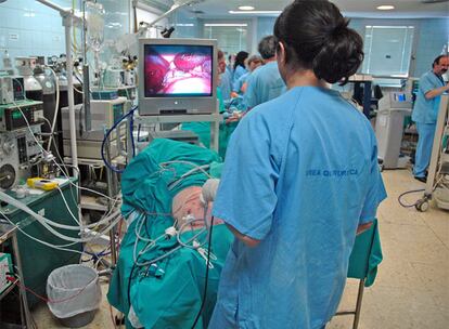 Simulación de una operación en el hospital Valdecilla de Santander.