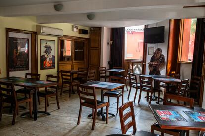 Interior del bar El Biógrafo, el 27 de marzo en Santiago.