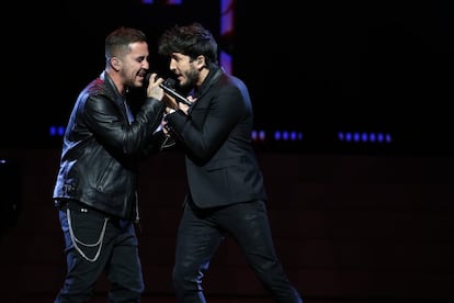 Francisco Javier Álvarez 'Beret' y Sebastián Yatra, durante su actuación en la primera edición de los Premios Odeón.