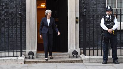 La primera ministra británica, Theresa May, a las afueras del número 10 de Downing Street, en Londres.