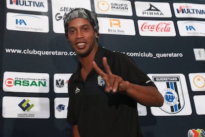 Ronaldinho saluda durante una rueda de prensa del viernes pasado en Ciudad de México. El jugador del Querétaro negó en esa comparecencia los rumores, provenientes de Brasil, de que pensaba retirarse al final de esta temporada: "No tiene nada de verdad lo que dijeron sobre retirarme al final de la temporada".