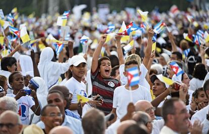 Miles personas están congregadas en la plaza de la Revolución en La Habana el que se considera uno de los lugares más emblemáticos del país.