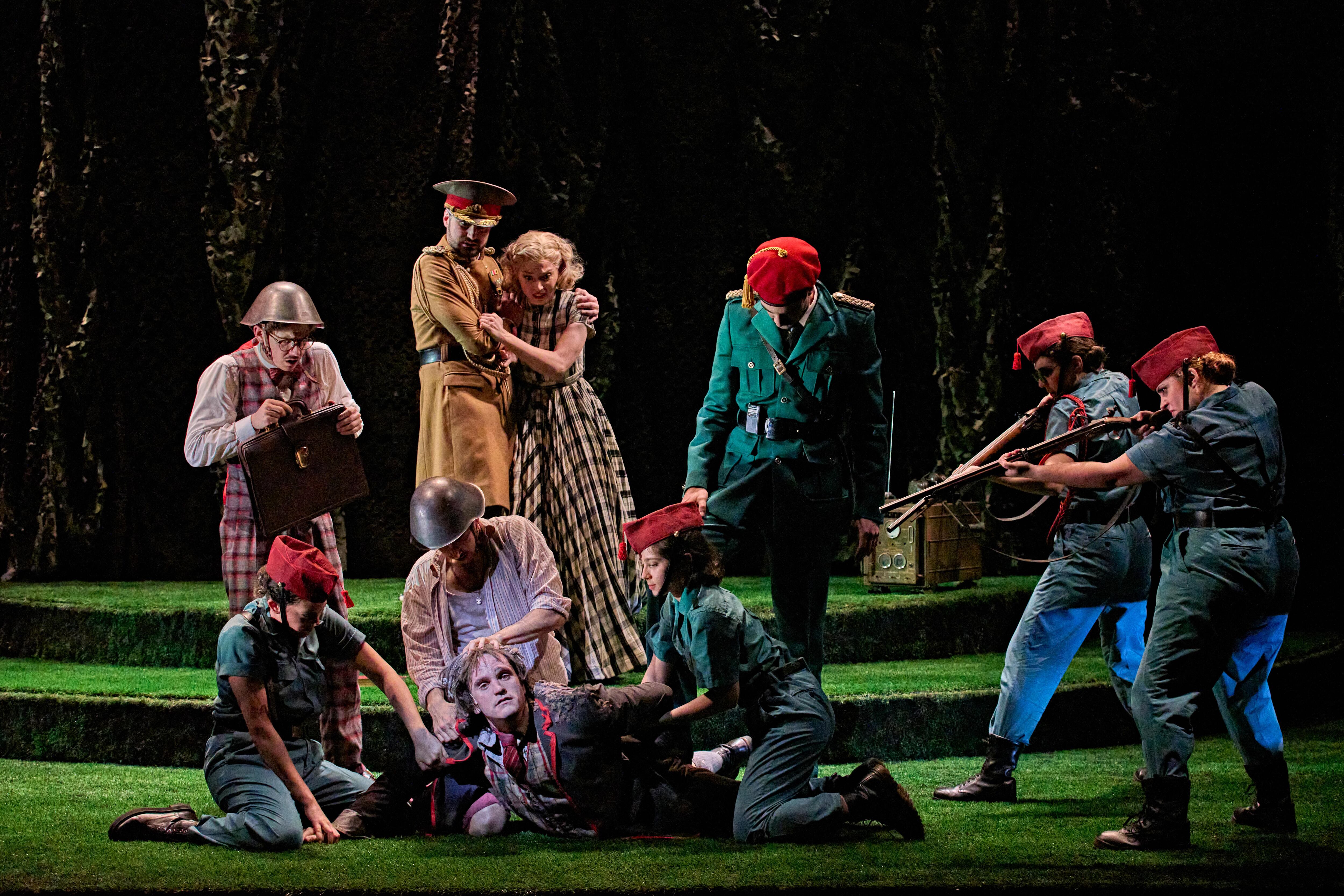 Escena de la obra 'El monstruo de los jardines'. Fotografía: SERGIO PARRA                       