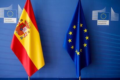 Banderas de España y la Unión Europea