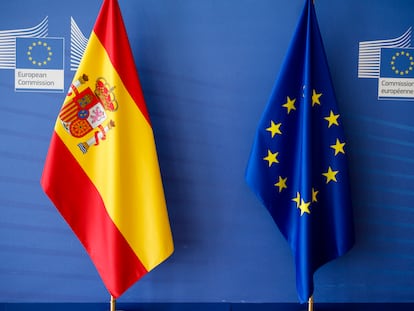 Las banderas de España y de la Unión Europea en Bruselas, Bélgica, el 22 de junio de 2022.