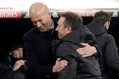 Los técnicos de la Real Sociedad, Eusebio Sacristán y del Real Madrid, el francés Zinedine Zidane, se saludan antes del inicio del encuentro.