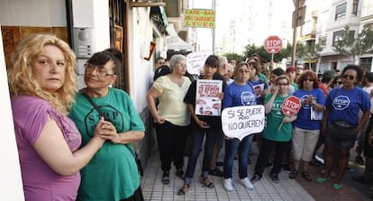 Concentración de miembros de la PAH ante un intento de desahucio en Valencia.