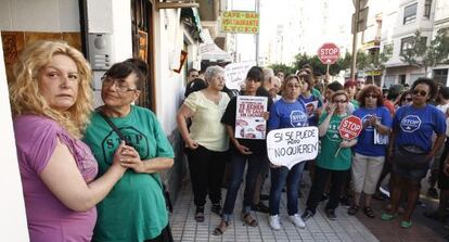 Melchora Cubedo, con camiseta rosa, a las puertas del edificio en el que vive con miembros de la PAH.