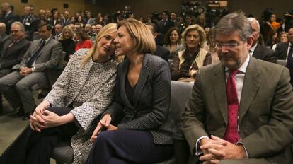 La presidenta de la Comunidad de Madrid, Cristina Cifuentes, con la nueva Ministra de Defensa, María Dolores de Cospedal.