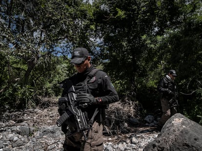 Dos elementos de la Fiscalía General de la República en una inspección en la barranca de la Carnicería, en septiembre de 2021.