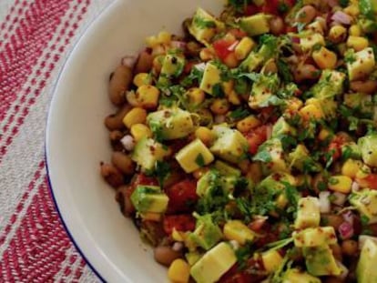 Ensalada de alubias, maíz y tajín