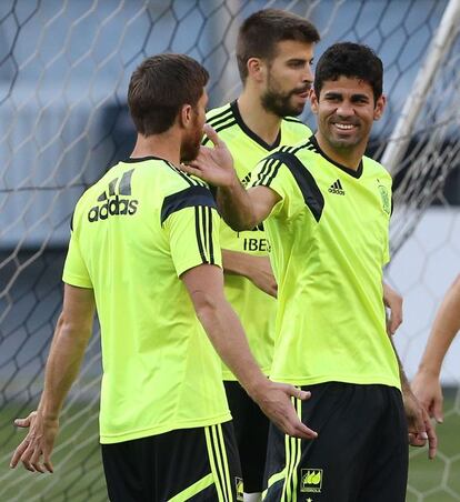 Diego Costa bromea con Xabi Alonso