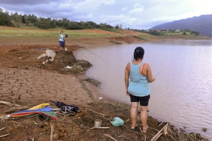 Popula&ccedil;&atilde;o aproveita para pescar &agrave; margem da Represa do Jaguari. 