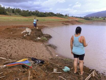 Popula&ccedil;&atilde;o aproveita para pescar &agrave; margem da Represa do Jaguari. 