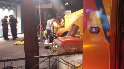 Los servicios de emergencia ayer en la confluencia de la calle de Francos Rodríguez con Bravo Murillo donde se produjo el suceso.