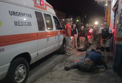 Agentes del Instituto Nacional de Migración durante un operativo para retener a migrantes centroamericanos en Tapachula, Chiapas (México).