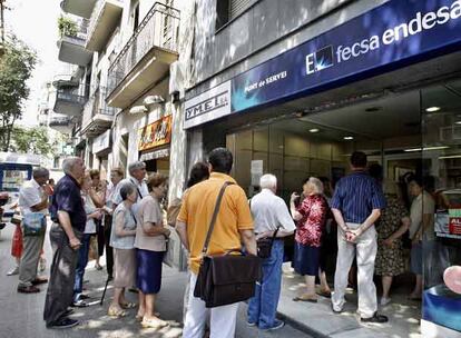 Cola de clientes de Fecsa-Endesa ayer en una de las oficinas de la compañía en Barcelona.