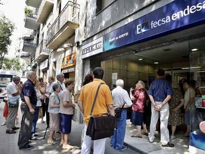 Cola de clientes de Fecsa-Endesa ayer en una de las oficinas de la compañía en Barcelona.