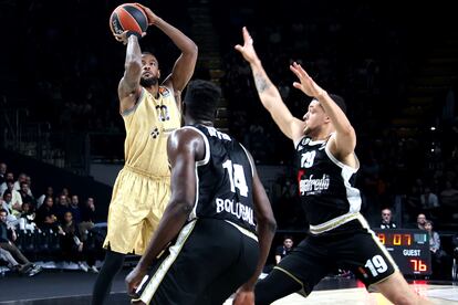 Euroliga: Cory Higgins lanza a canasta durante el partido entre el Barcelona y el Virtus Bolonia