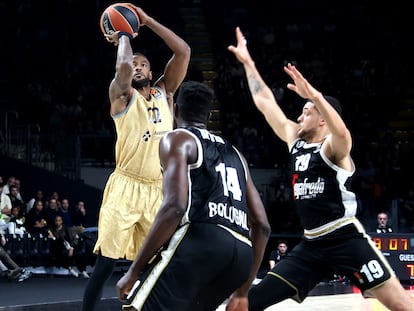 Cory Higgins lanza a canasta durante el partido entre el Barcelona y el Virtus Bolonia, este jueves.