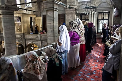Rezo de las mujeres en la mezquita de Eyüp. La parte alta de la mezquita es la destinada a ellas. Eyüp es un barrio conservador y bastión del islam en Estambul.