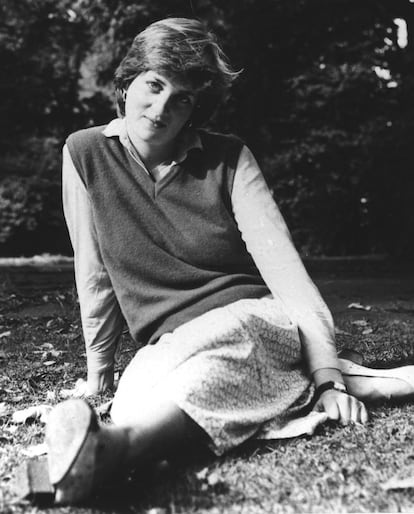 La princesa Diana es fotografiada en la escuela de educación infantil donde era profesora en la plaza de San Jorge, en Pimlico (Londres)en 1980