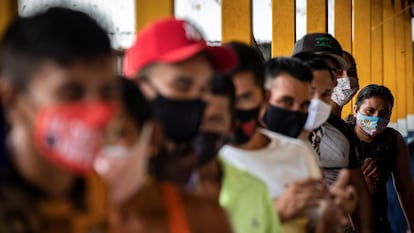 Pessoas fazem fila para votar no único centro eleitoral da comunidade Lago do Catalão, na zona rural de Iranduba, no Amazonas. No Lago do Catalão, onde todas as casas ficam na água, os eleitores vão de barco para votar na escola da comunidade.