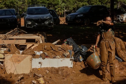 Una vecina retira barro de su vivienda en Picanya, este miércoles.