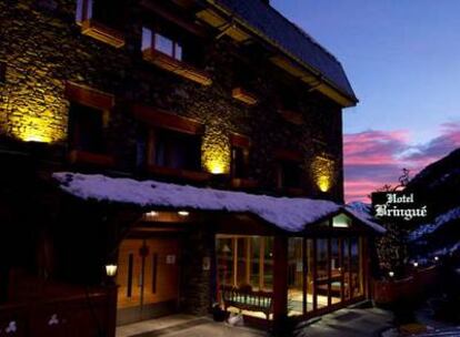 Fachada de granito y pizarra del hotel Bringué, en Ordino (Andorra).