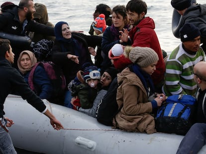 Migrantes de Siria, Irak, Afganistán y los territorios palestinos llegan en una barca hincahable a la isla griega de Lesbos en marzo de 2020.