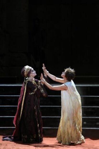 Julieta Serrano (izquierda) y Ana Belén, en 'Electra' en Mérida.