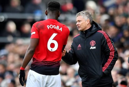 Solskjaer da instrucciones a Pogba durante el Fulham-United del pasado fin de semana.