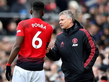 Solskjaer da instrucciones a Pogba durante el Fulham-United del pasado fin de semana.