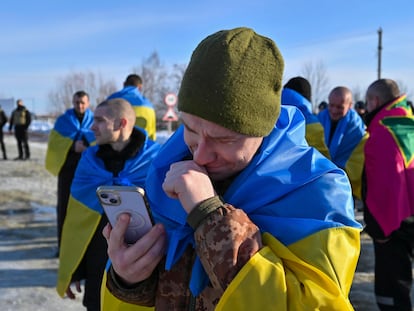 Uno de los 207 exprisioneros de guerra ucranios intercambiados este miércoles llora frente a su teléfono en una de las imágenes difundidas por el presidente Volodímir Zelenski