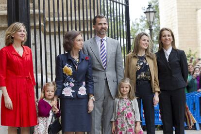 La Reina, junto a los príncipes de Asturias, con sus hijas Leonor y Sofía, y las infantas Cristina y Elena, ayer en Palma.