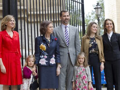 La Reina, junto a los príncipes de Asturias, con sus hijas Leonor y Sofía, y las infantas Cristina y Elena, ayer en Palma.