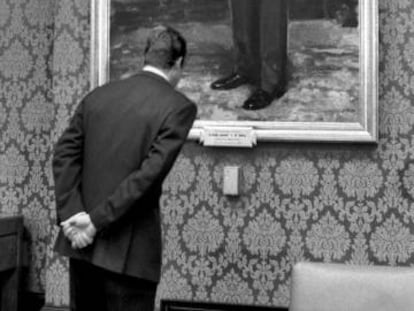 Juan Carlos I observa su imagen en un cuadro de Ricardo Macarrón, en el Congreso en 1980.