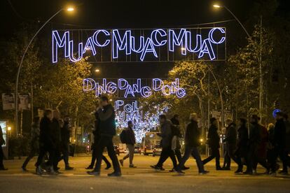 La Gran Vía de Barcelona con palabras iluminadas.