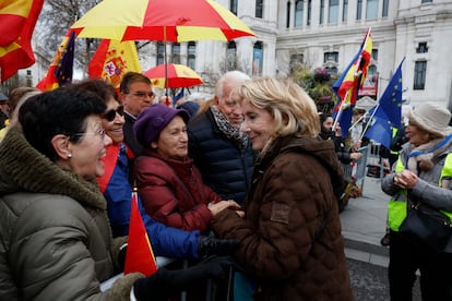 La dirigente del Partido Popular Esperanza Aguirre saluda a los manifestantes a su llegada a la concentración.