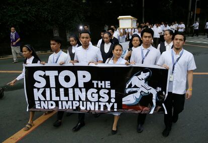 Seminaristas y monjas portan carteles y un ataúd en una manifestación en Manila contra la ley marcial y las muertes en la campaña antidrogas, en una imagen de archivo